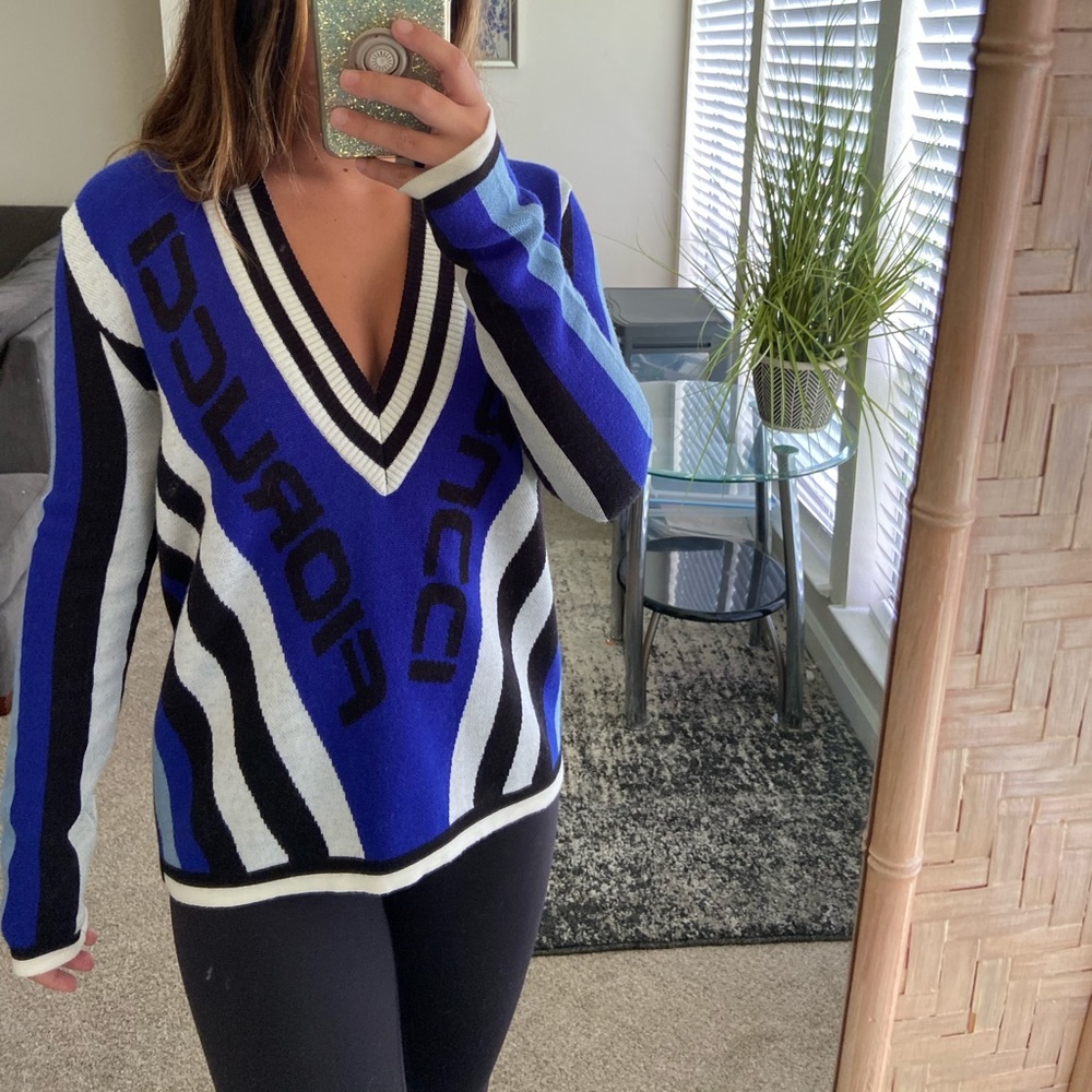 FIORUCCI 💙 v neck sweater - Picture 3 of 8